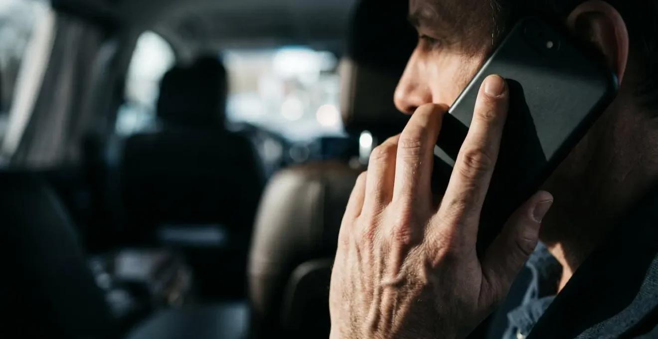 Personne effectuant un appel d'urgence pour assistance médicale depuis l'étranger