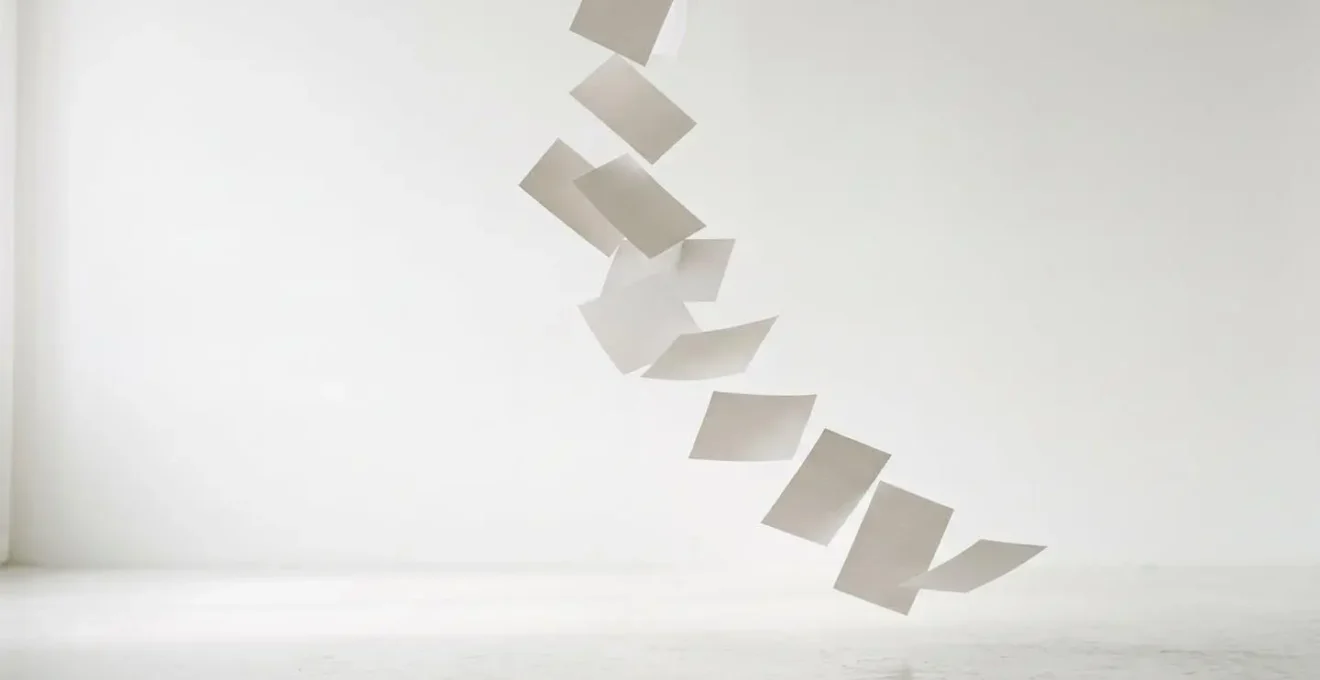 Vue minimaliste d'un calendrier abstrait avec des pages qui se tournent, symbolisant le passage du temps et la reconstruction du profil assurantiel
